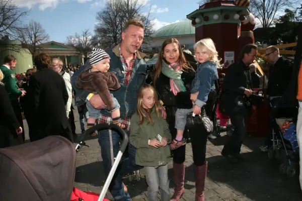 Mikael Persbrandt med sina barn på en utflykt. En familj njuter av en solig dag utomhus.